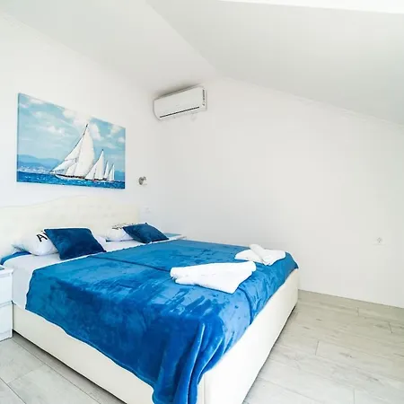 Dorsia With Sea View Apartment