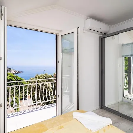 Dorsia With Sea View Apartment
