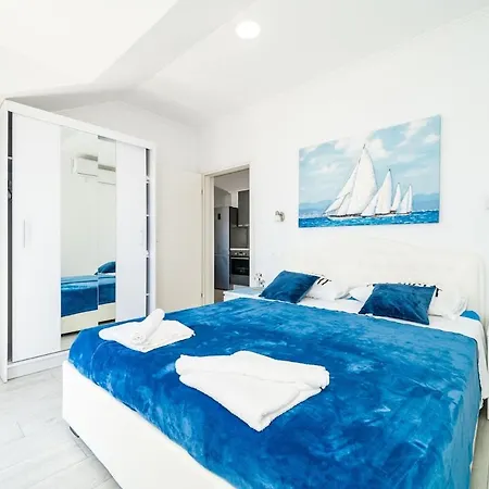 Dorsia With Sea View Apartment